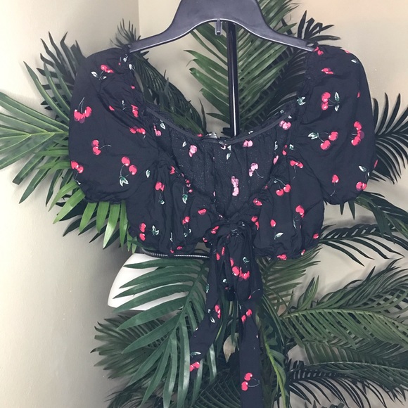 Cherry print tie crop top - Picture 3 of 3